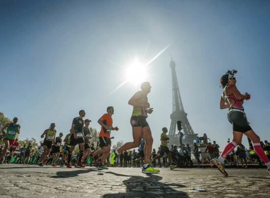 Runners in front of the Eiffel Tower